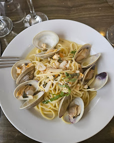 Linguine with fresh little neck clams in garlic white wine sauce
